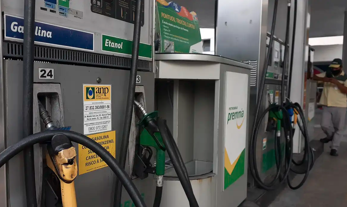 Gasolina A tem nova redução de preço nas distribuidoras e impacto pode chegar a postos de Santa Isabel nesta semana