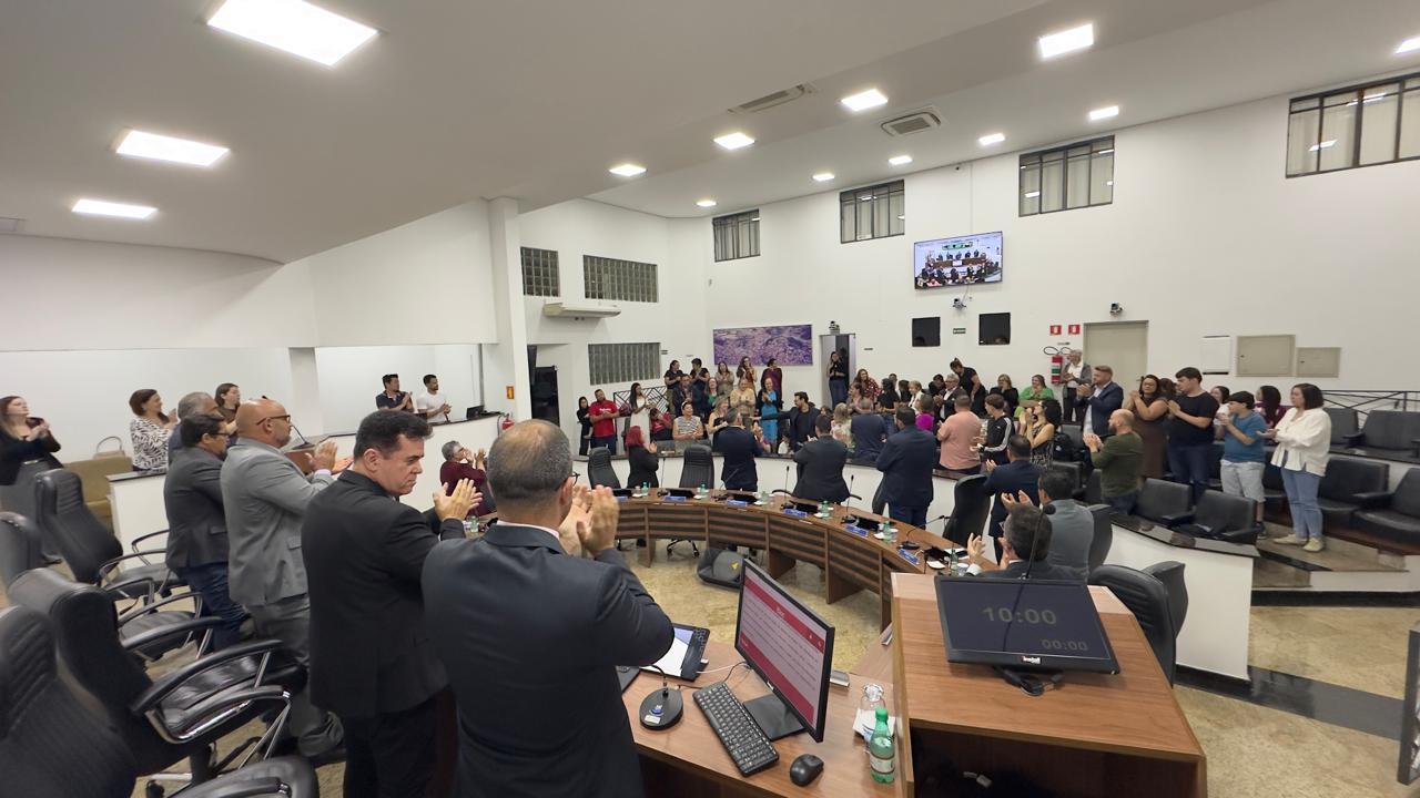 Câmara reconhece mais de 30 anos de atuação da professora Márcia Francisca