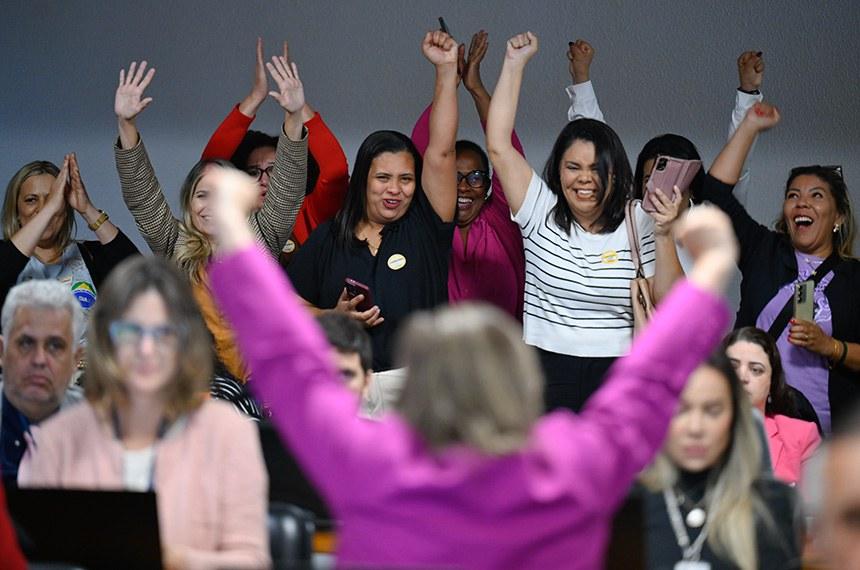 Projeto aprovado garante direitos a monitores e protege carreira no magistério