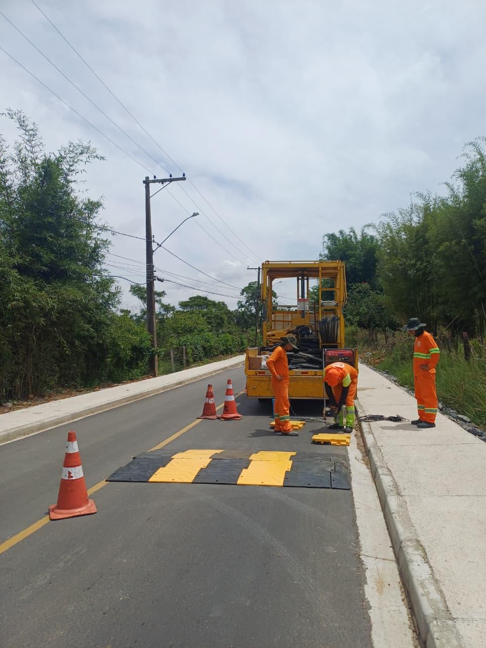 Prefeitura de Santa Isabel instala lombadas e reforça sinalização viária nos bairros