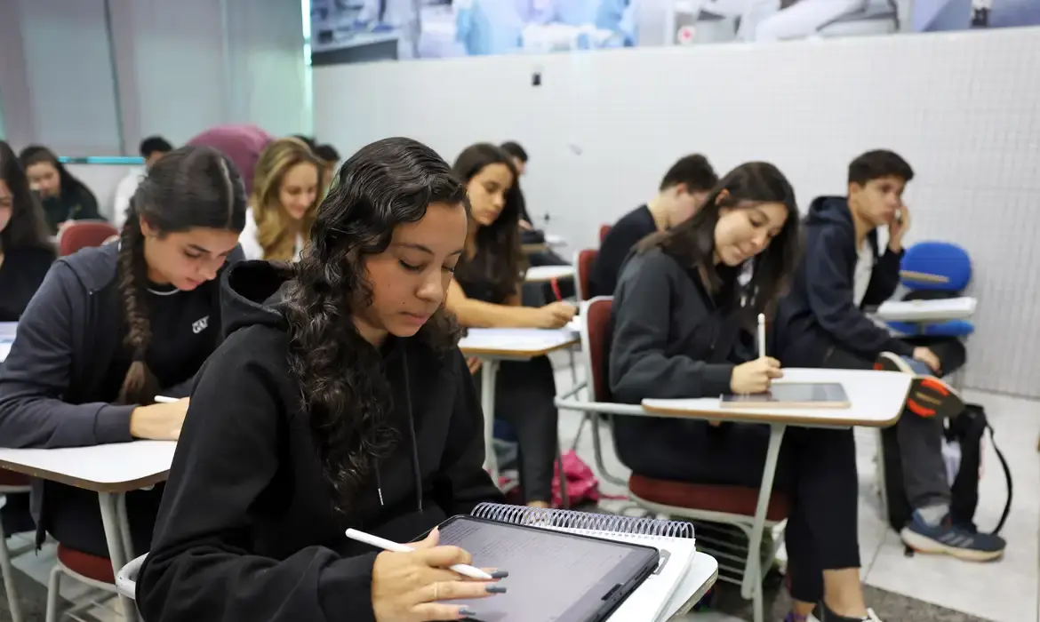 Estudantes de Santa Isabel focam na redação; veja regras e o que pode zerar a prova