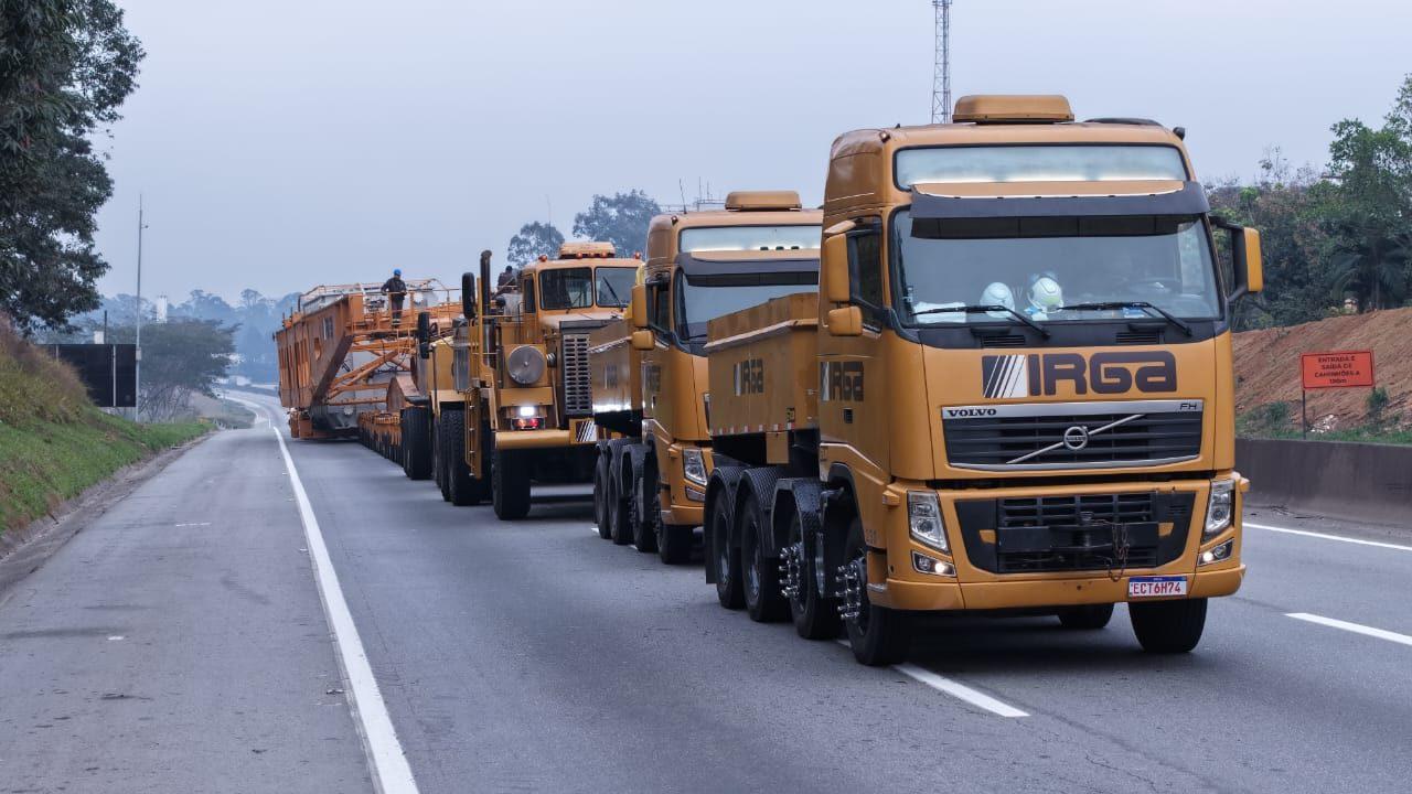 Carga de 800 toneladas na Dutra estaciona em Arujá e seguirá por Santa Isabel