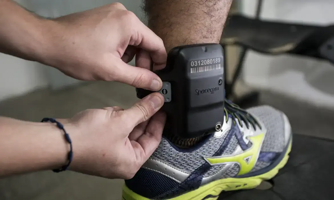 Fabricantes de tornozeleiras eletrônicas projetam dobrar ganhos no Brasil até 2030