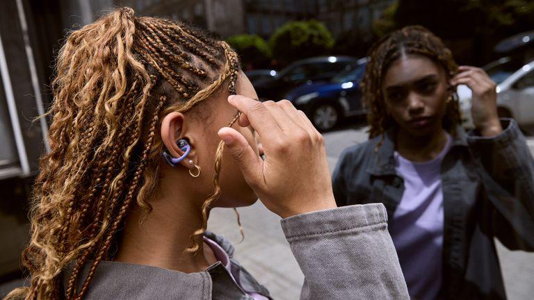 JBL lança fone em forma de brinco que não tampa o ouvido; veja como funciona