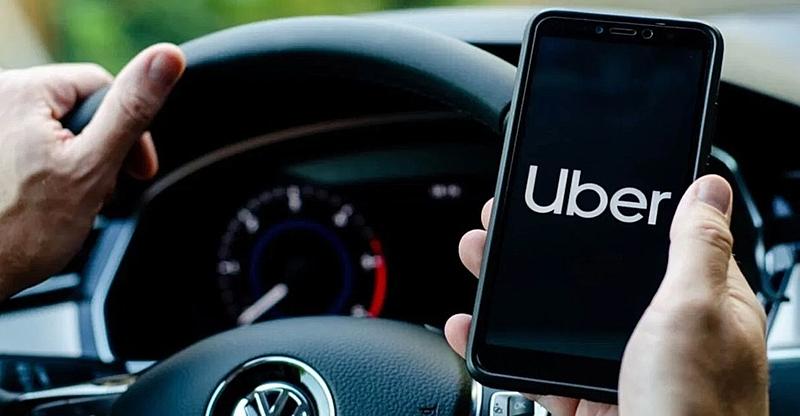 Preço do Uber dispara 56% em 2025 e motoristas reclamam que não viram cor do dinheiro