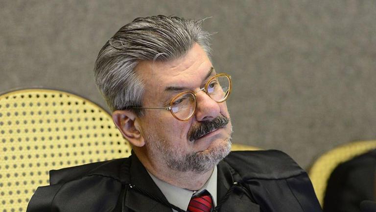 Ministro do STJ acusado de importunação sexual é internado e se afasta