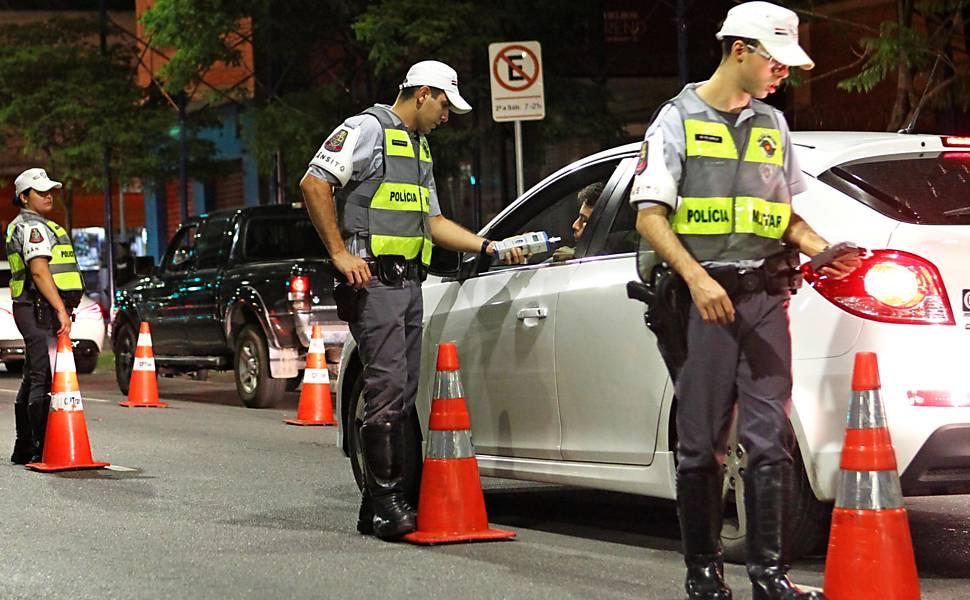 Não paguei IPVA e fui parado na blitz: meu carro pode ser apreendido?