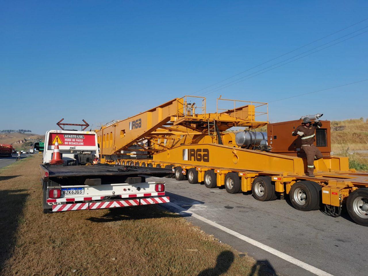 Supercarga segue pela Dutra em operação lenta; veja impactos no tráfego regional