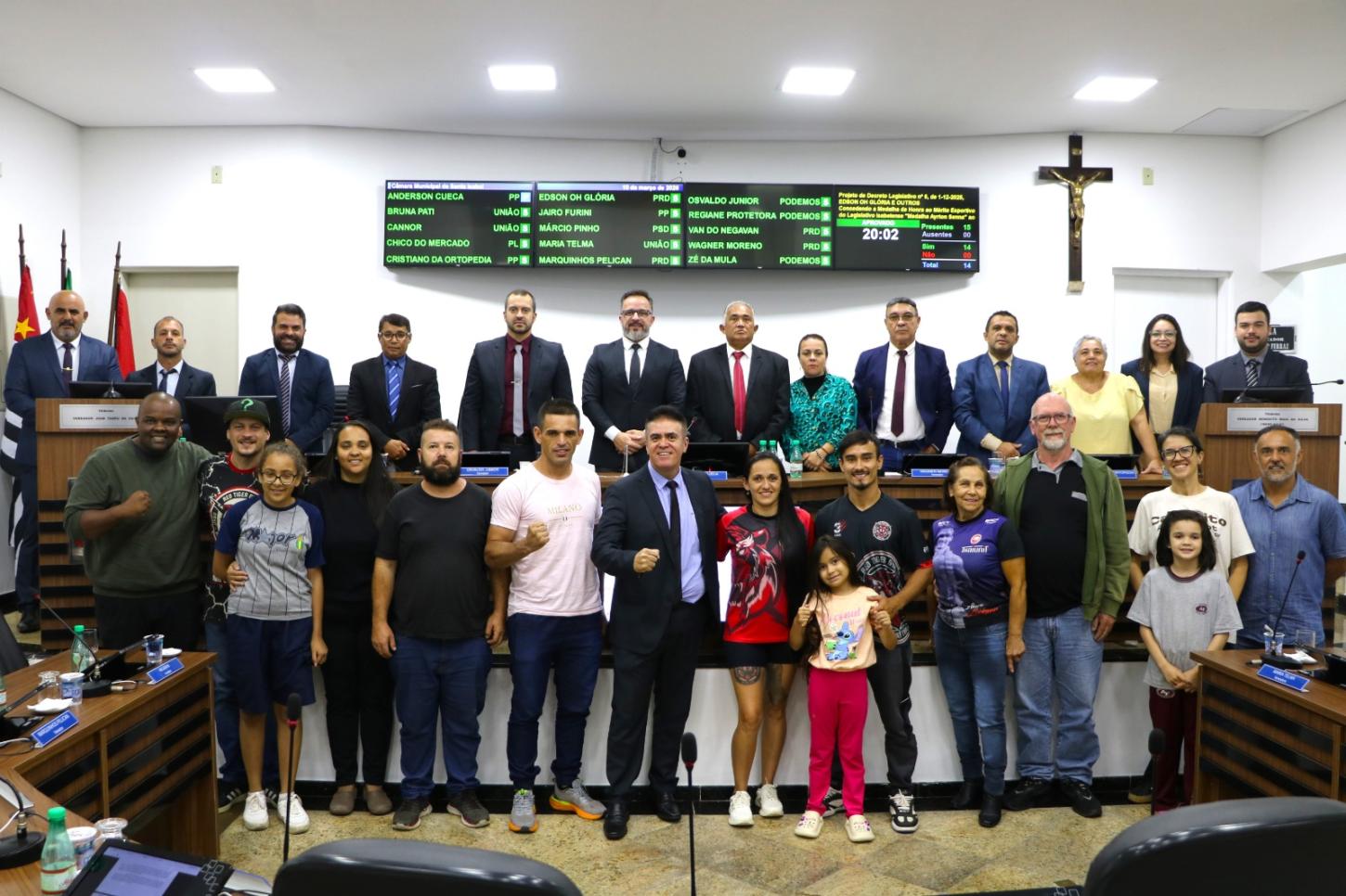 Câmara concede Medalha Ayrton Senna a atleta de Muay Thai de Santa Isabel