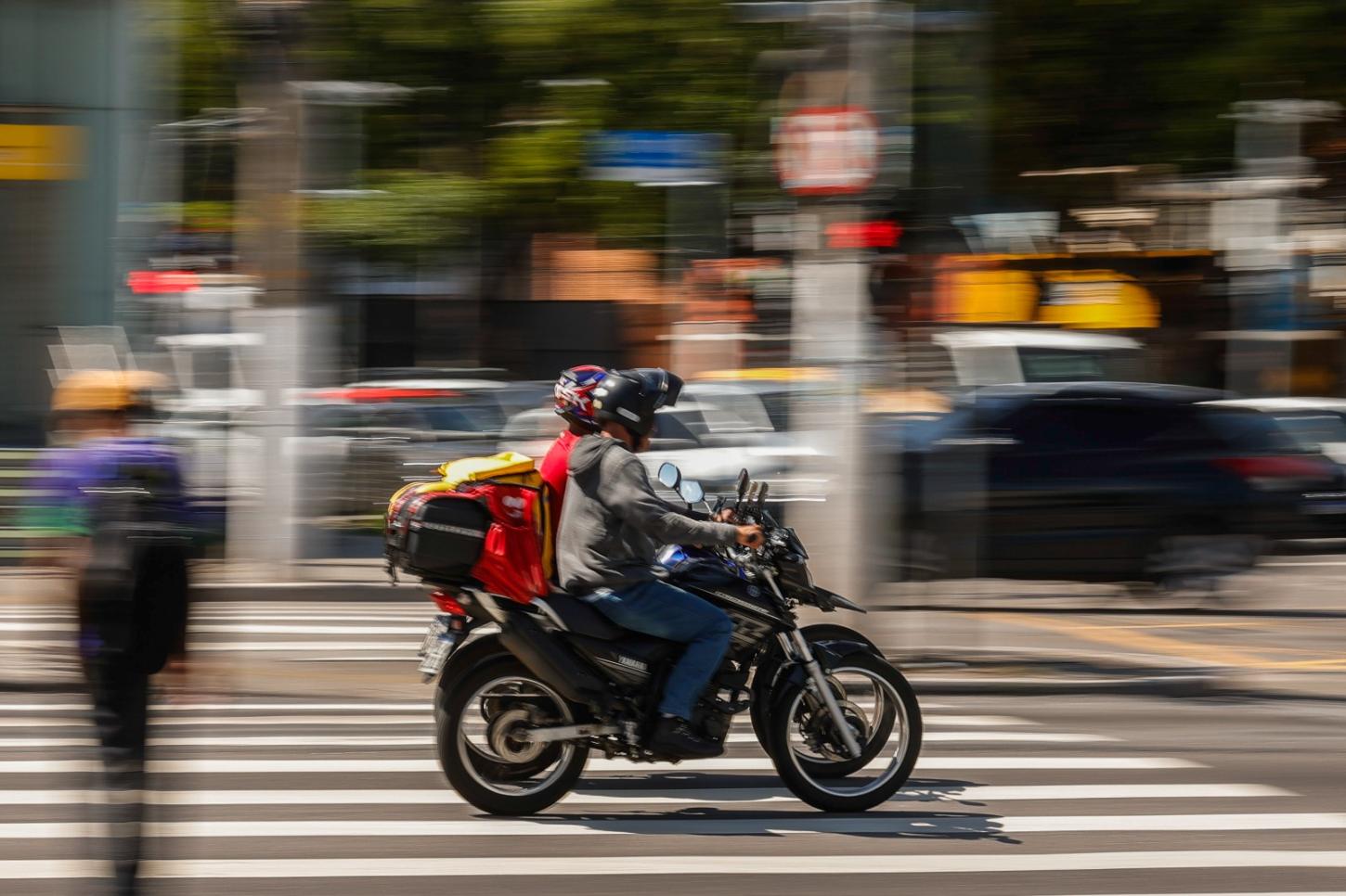 Motociclistas profissionais de SP têm até 2 anos para curso e exame sem multa