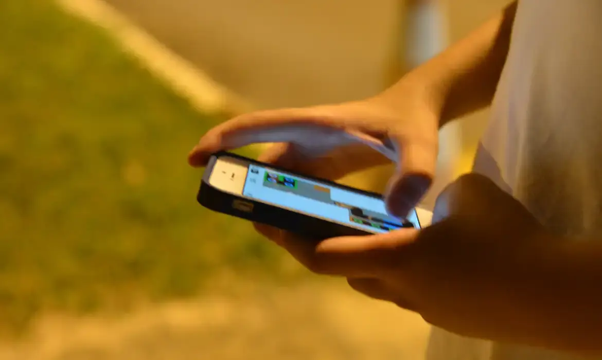 Rolagem infinita será proibida ao público infantil nas redes sociais; saiba detalhes