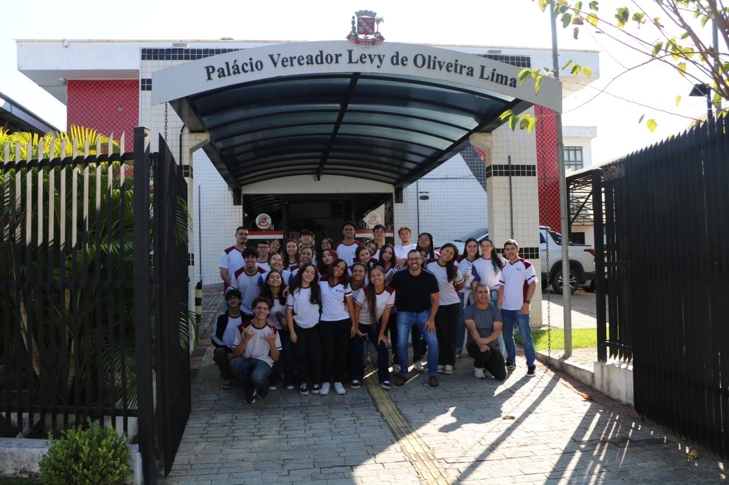 Alunos da ETEC fazem imersão na Câmara Municipal