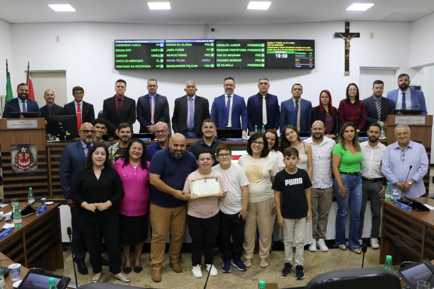 Câmara homenageia jovem por trajetória de inclusão no esporte