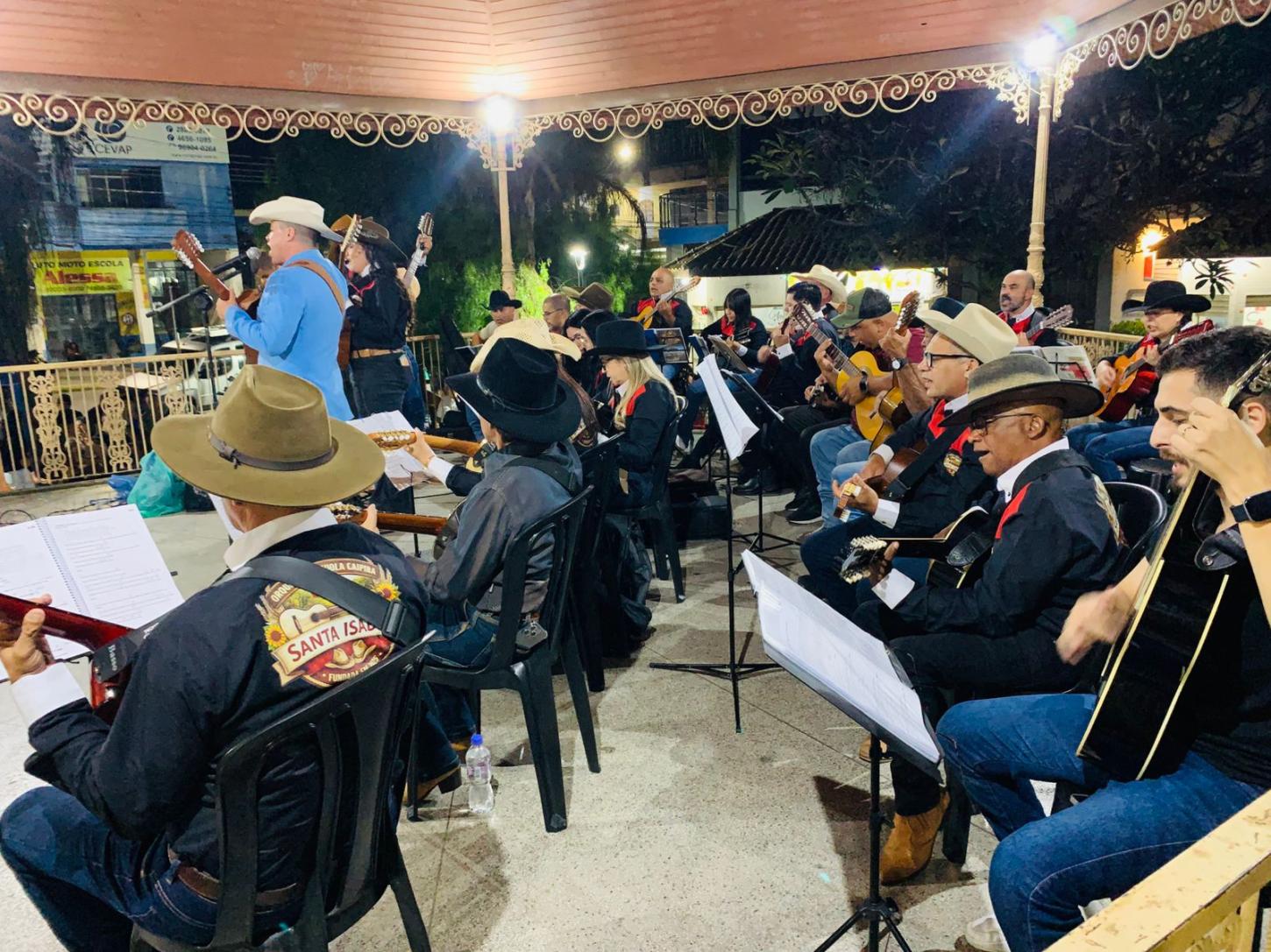 Orquestra de Viola leva música ao coreto da Praça da Bandeira