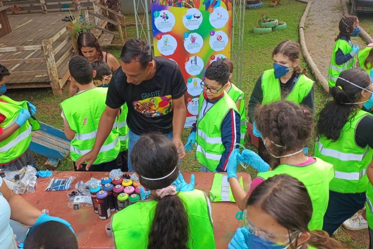 Projeto de grafite leva arte e oficinas a alunos de Santa Isabel