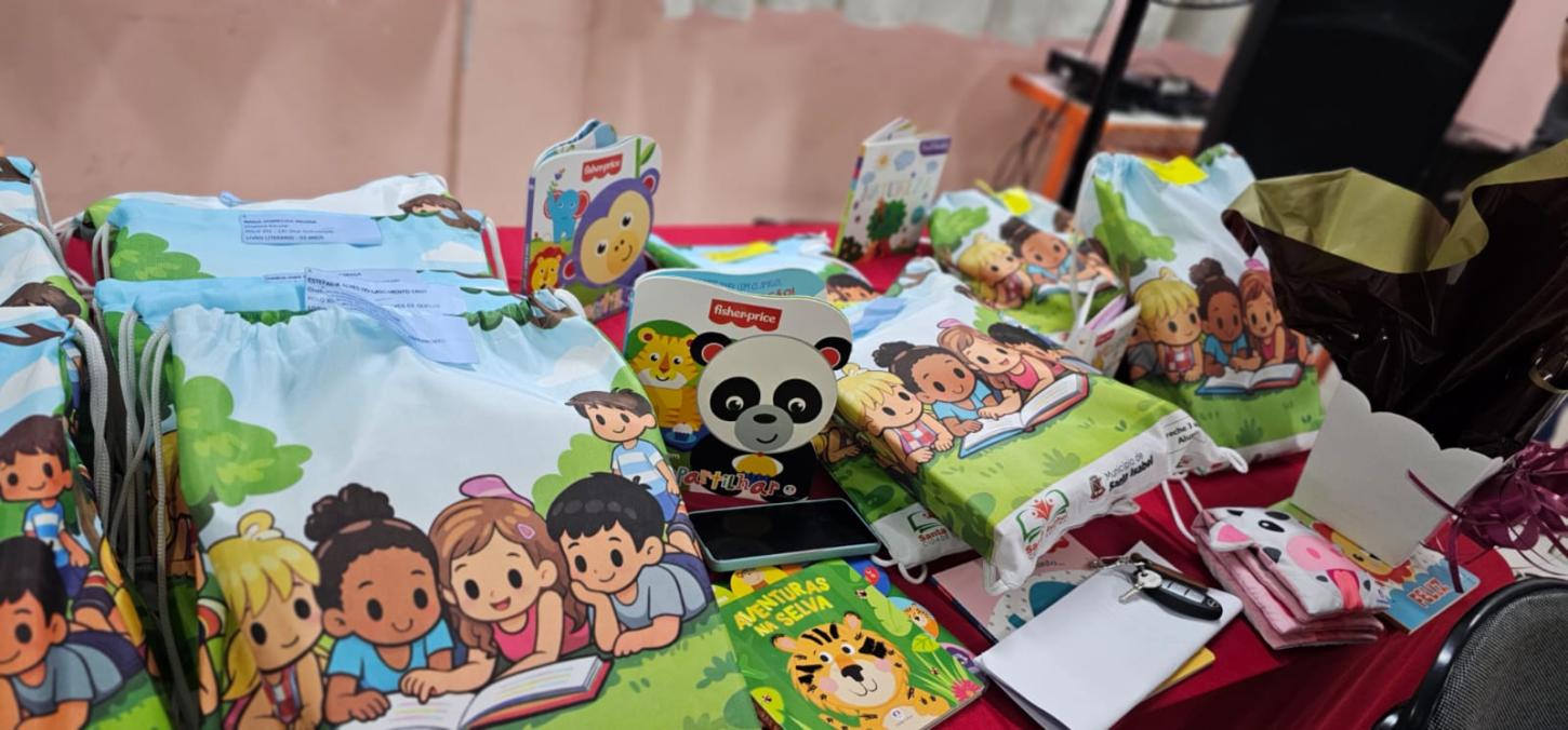 Santa Isabel entrega kits literários e ampliam acesso à leitura para alunos da rede