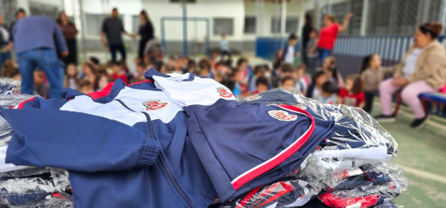 Santa Isabel entrega uniformes e garante igualdade e segurança aos alunos