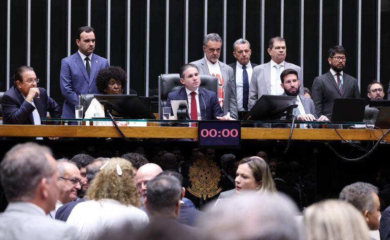 Câmara dos Deputados aprova fim da escala 6x1; texto vai ao Senado