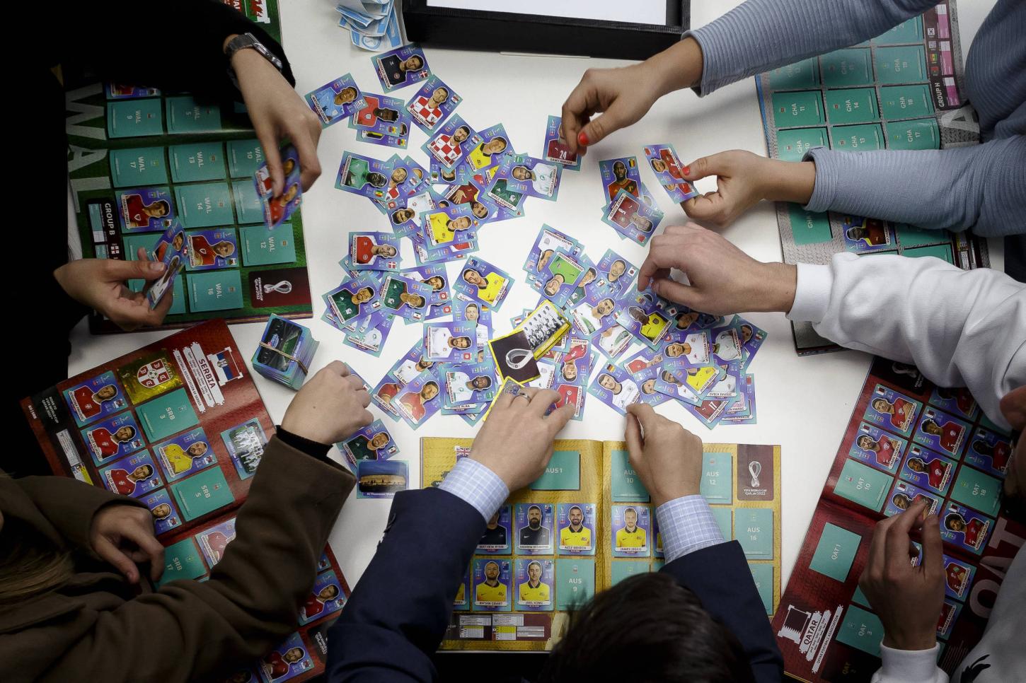 Colecionadores trocam figurinhas e concorrem a bola oficial em Santa Isabel