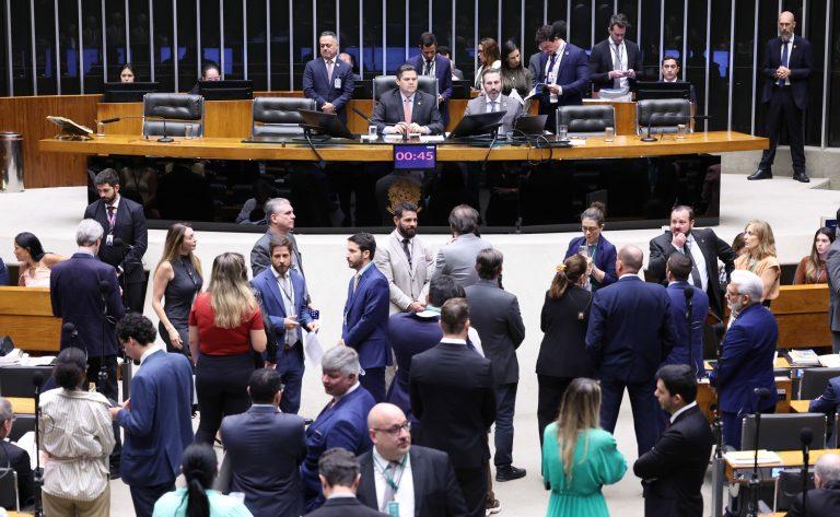 Congresso libera uso de emenda para dar trator, cesta básica e dinheiro a municípios nas eleições