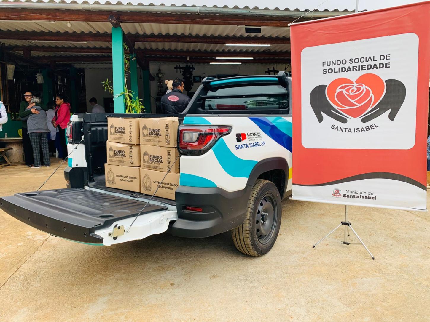 Famílias de Santa Isabel recebem alimentos, cobertores e roupas de inverno