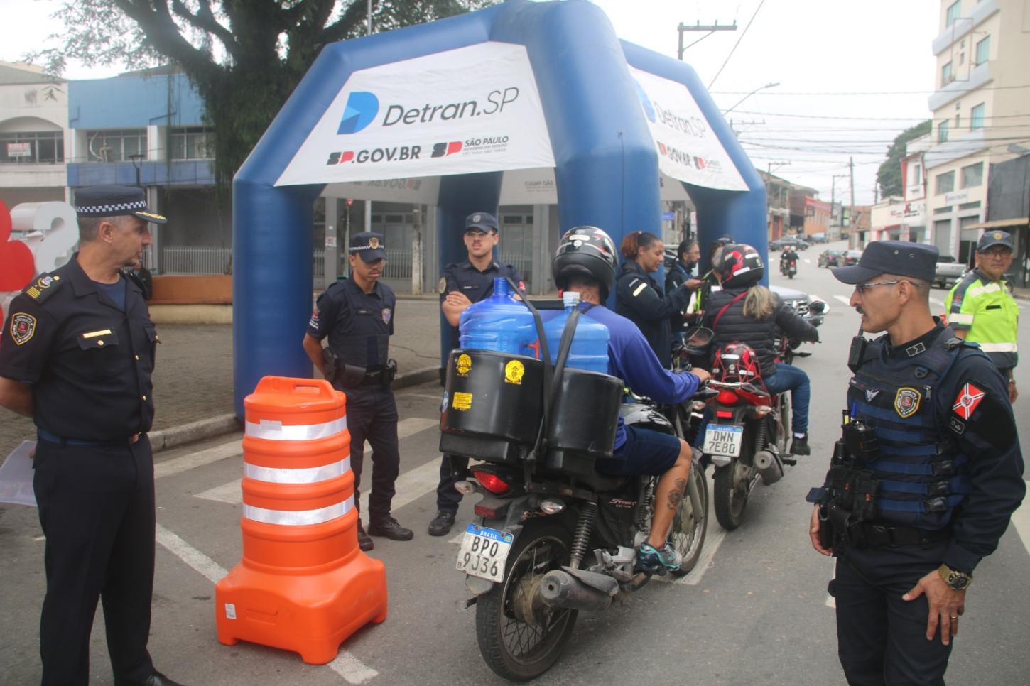 Motociclistas são alvo de ação educativa sobre segurança no trânsito em Santa Isabel