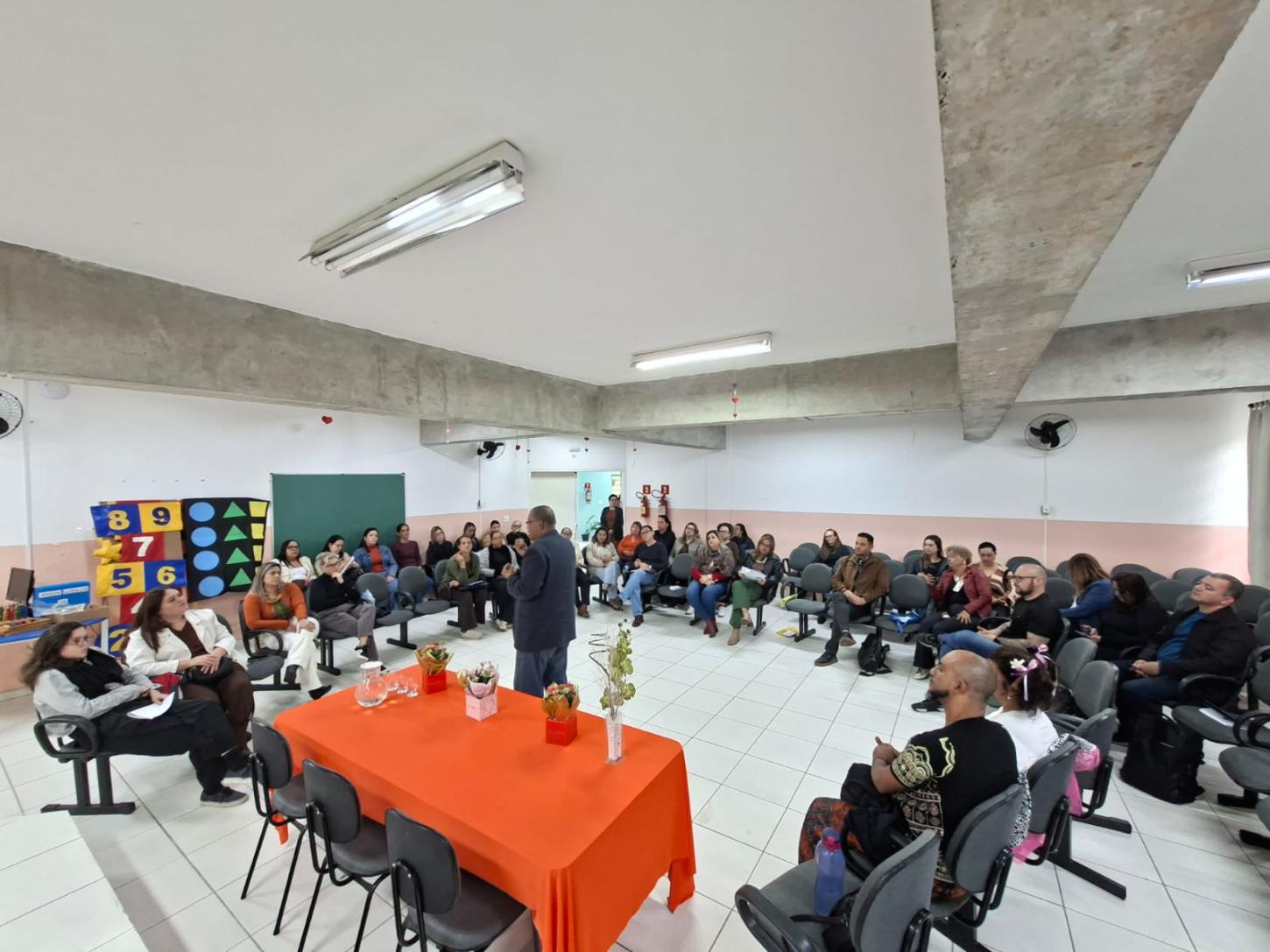 Rede municipal de Santa Isabel debate combate ao abuso infantil durante Maio Laranja