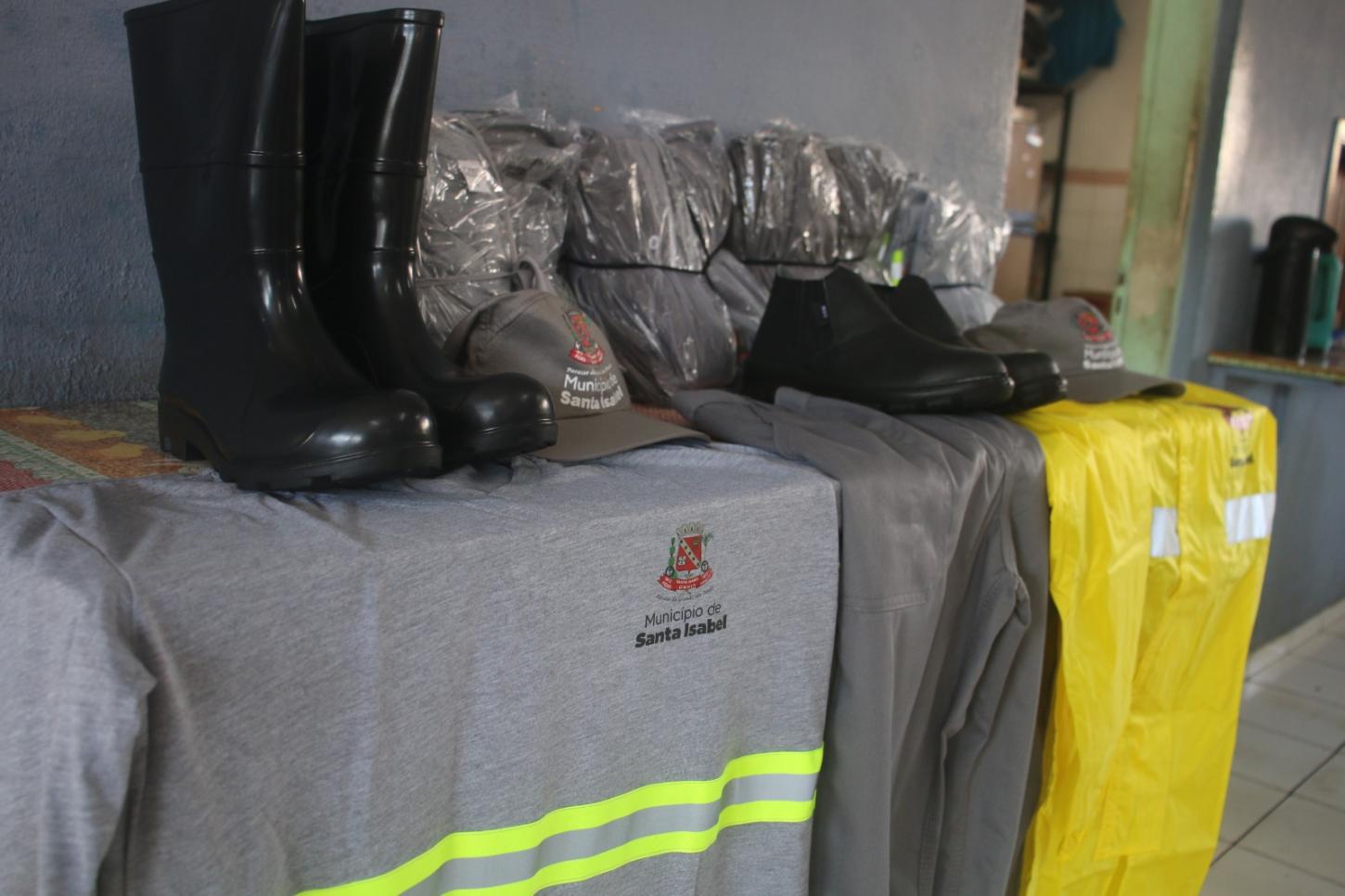 Santa Isabel entrega novos uniformes para equipes da infraestrutura e serviços
