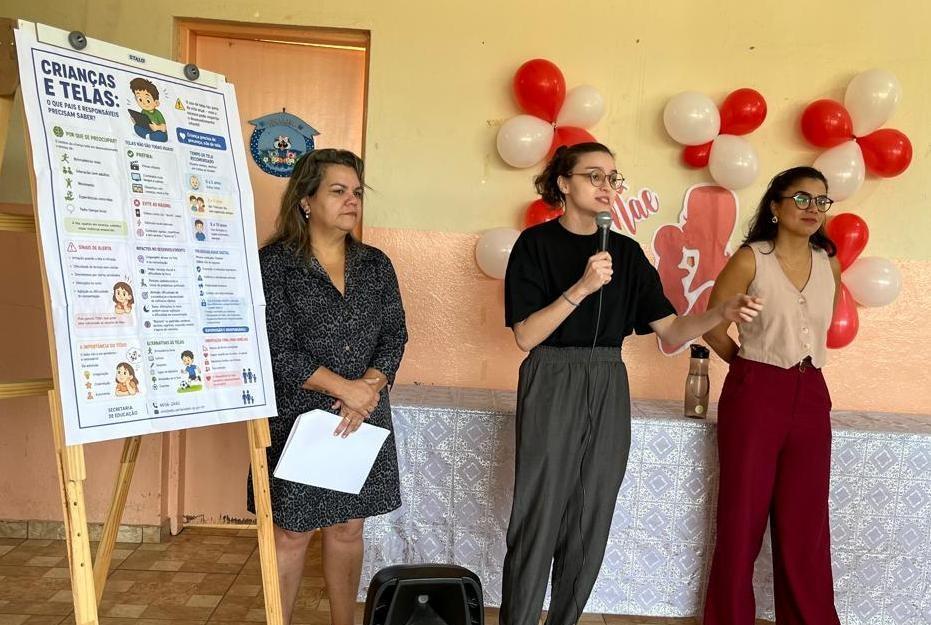 Santa Isabel orienta pais sobre uso excessivo de telas na infância