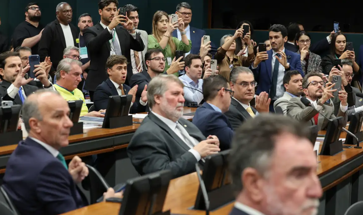 CCJ da Câmara aprova PEC que reduz maioridade penal para 16 anos