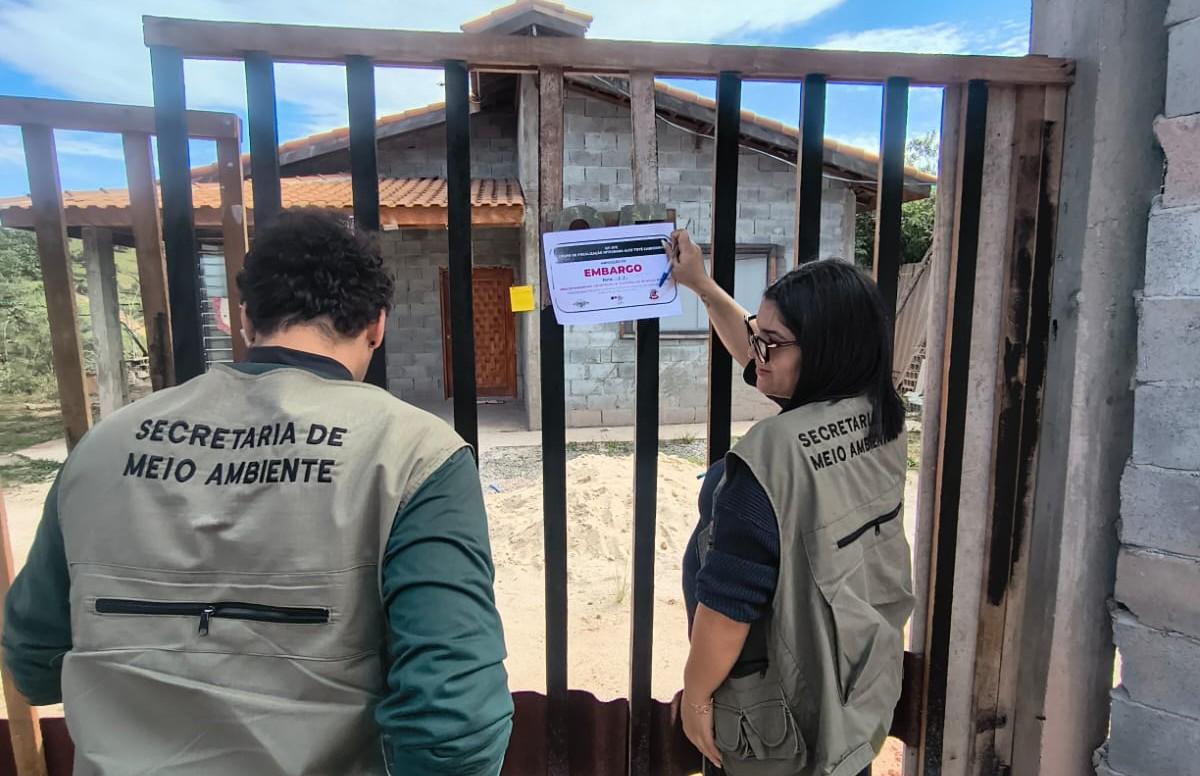 Fiscalização embarga loteamento irregular em área de Mata Atlântica em Santa Isabel