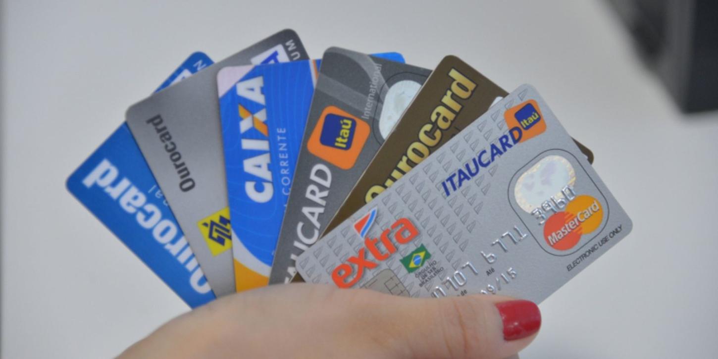 Nas alturas: juros do cartão de crédito passa de 430% a.a. em abril