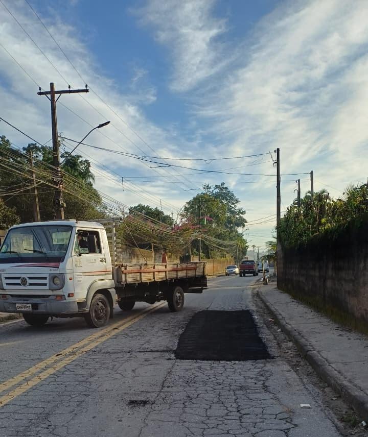 Tapa-buracos avança em bairros e exige atenção de motoristas em Santa Isabel