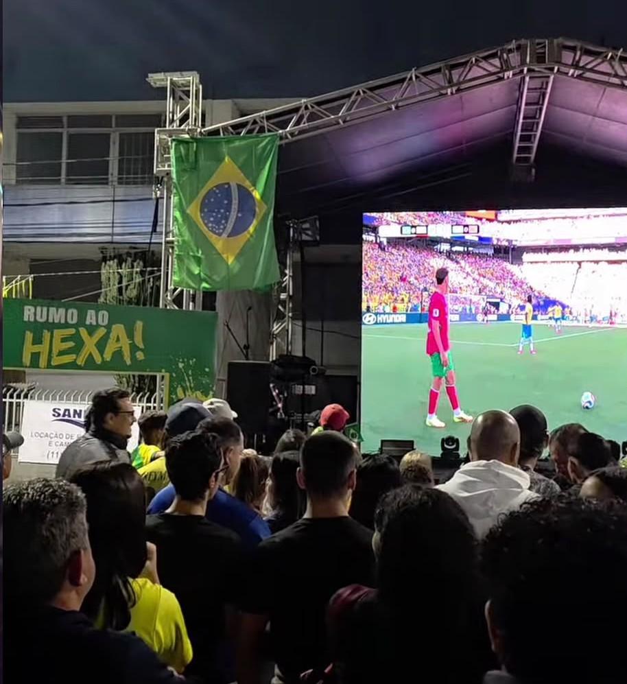 Telão na Praça da Bandeira reúne torcedores na estreia do Brasil em Santa Isabel 