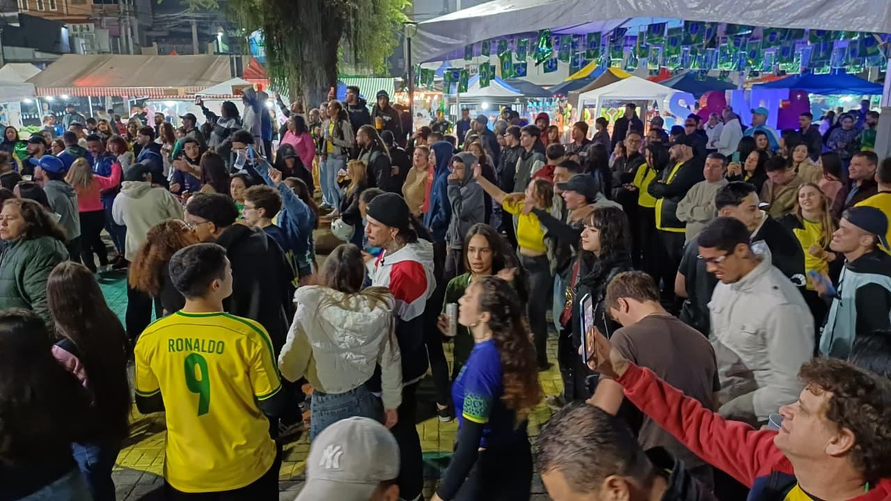 Torcida lota Praça da Bandeira e celebra primeira vitória do Brasil na Copa 2026