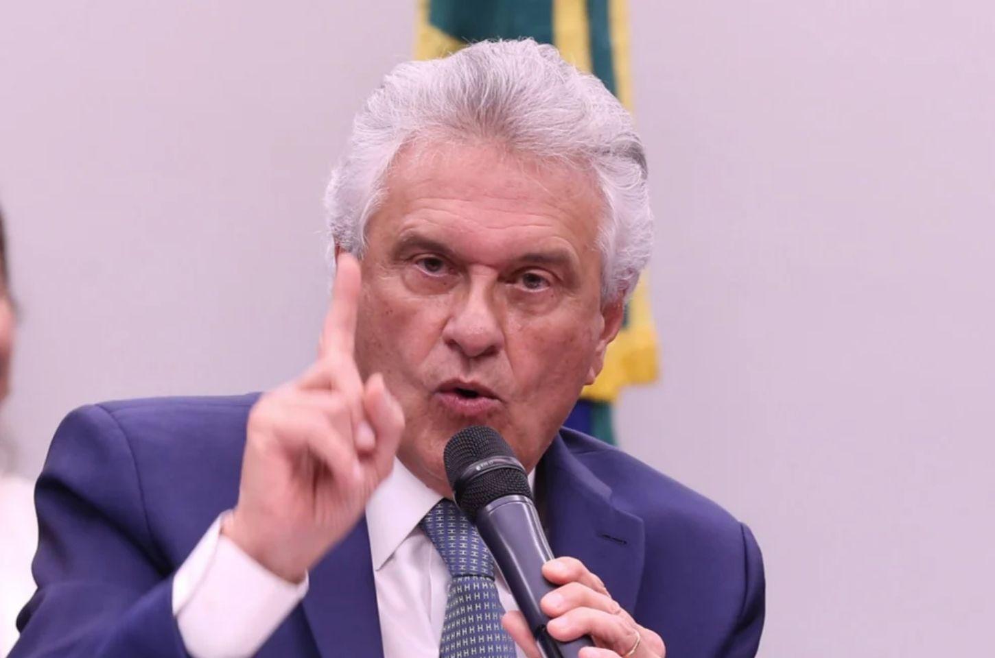 Caiado muda estratégia e passa a concentrar críticas em Flávio Bolsonaro