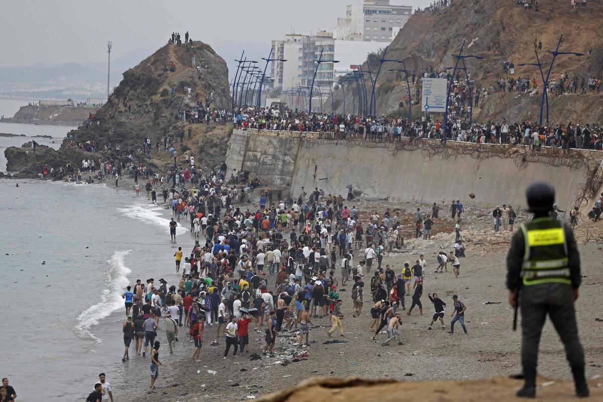Cerca de 60 mil imigrantes do Marrocos entraram em Ceuta; Espanha reforça segurança da fronteira