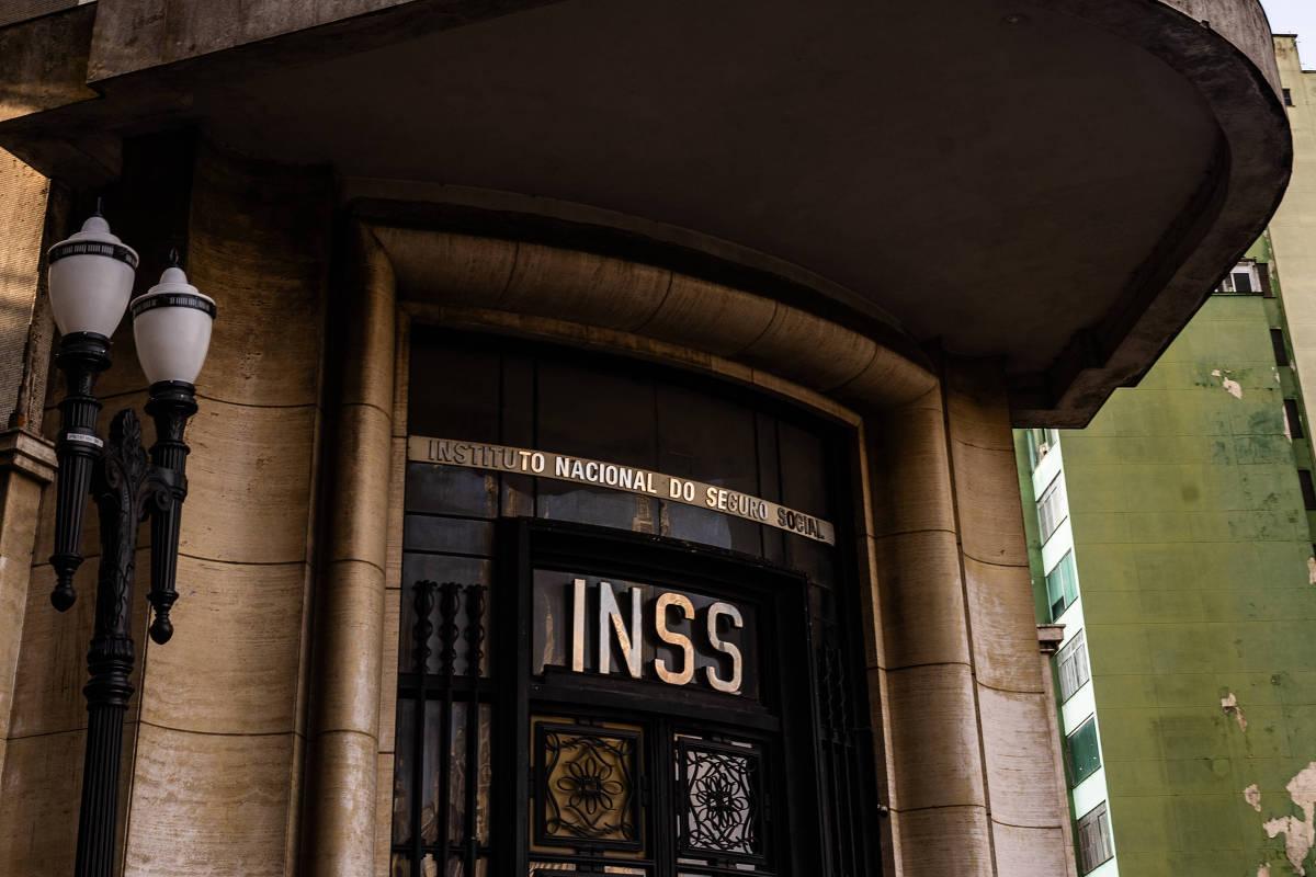Familiares não devem sacar benefício do INSS após falecimento do segurado; o que fazer?