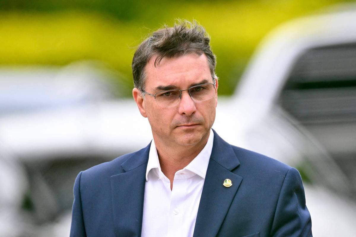 Flávio Bolsonaro faz apelo por apoio de Michelle e volta a pedir desculpas