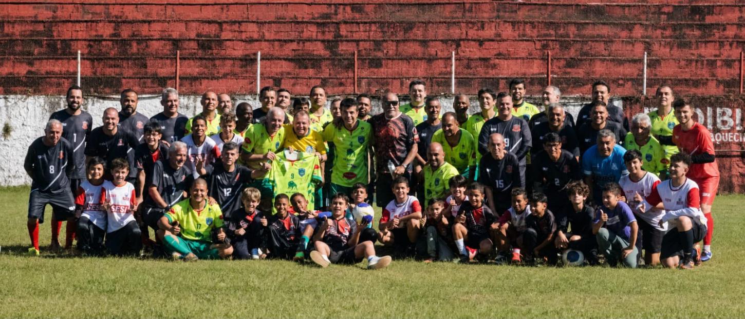 Jogo das Estrelas reúne ídolos do futebol em Santa Isabel