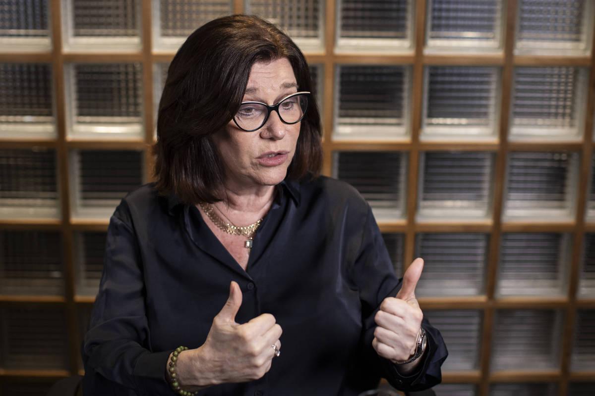 Presidente da Petrobras diz ser cedo para falar sobre redução no preço da gasolina