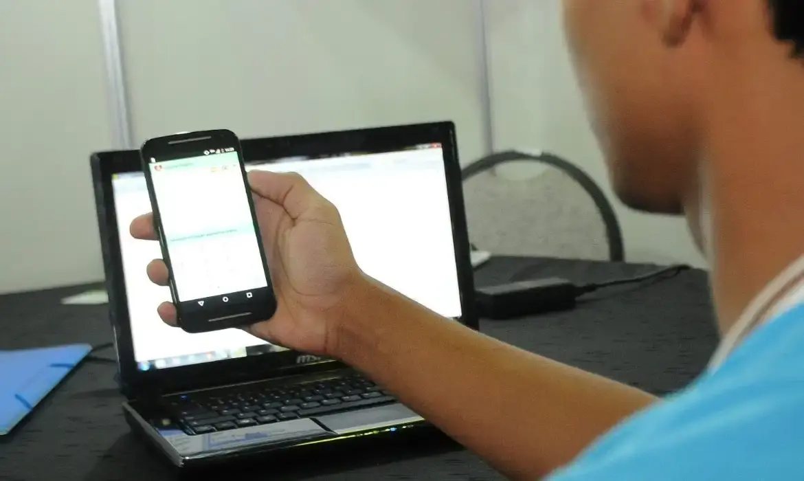 Um em cada três brasileiros evita usar a internet por medo da exposição