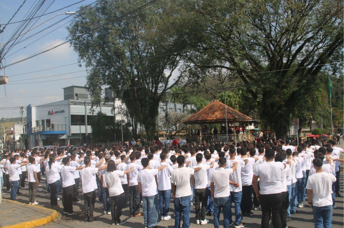 Juramento à Bandeira reúne 430 jovens na Praça da Bandeira em Santa Isabel