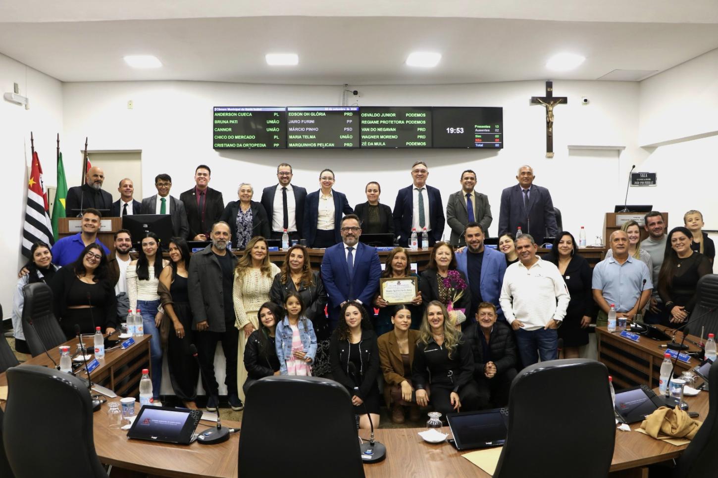 Câmara concede título de Cidadã Isabelense à Bispa Cida por trajetória comunitária