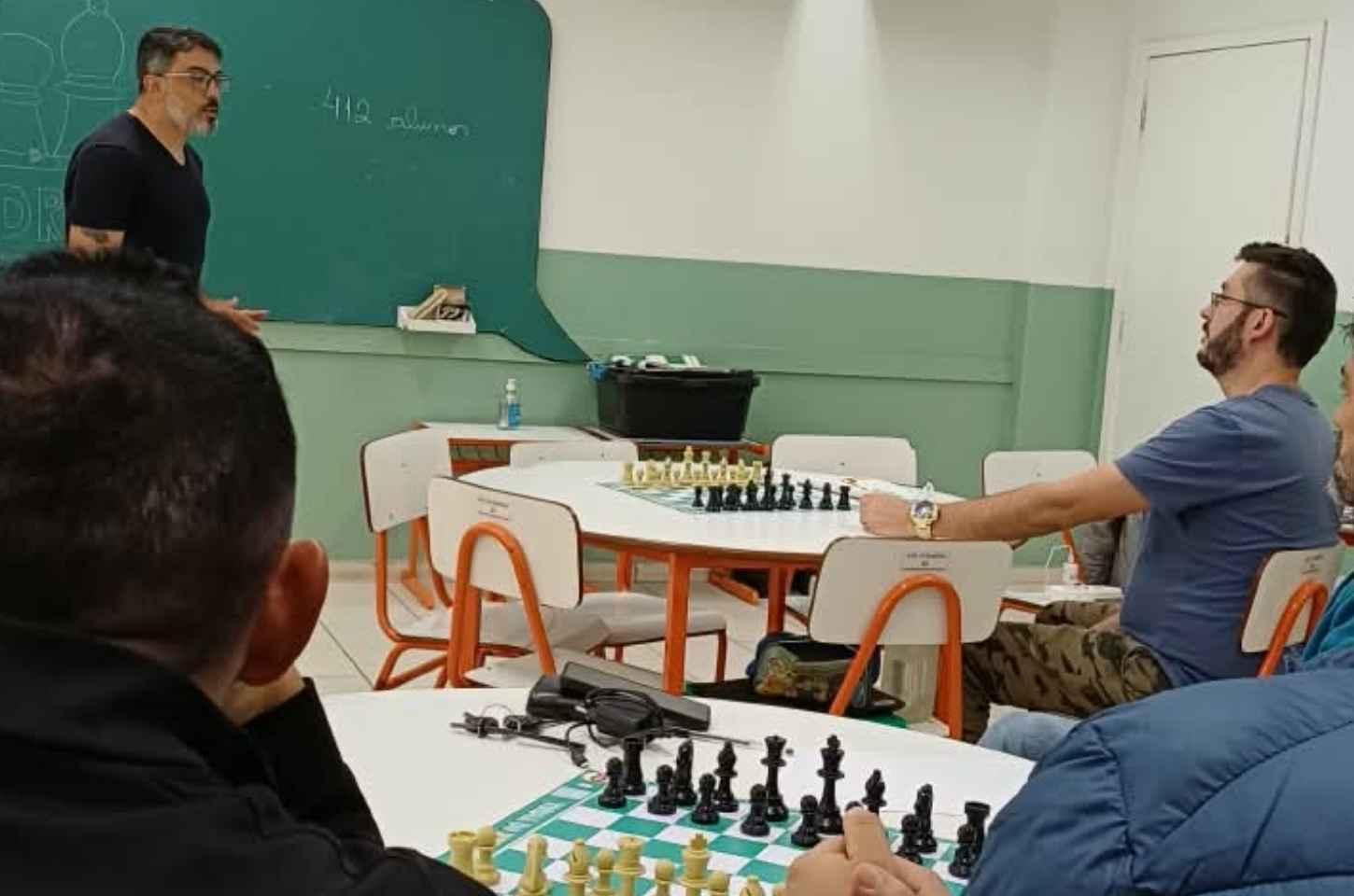 Projeto de xadrez atende mais de 400 alunos em escolas de Santa Isabel