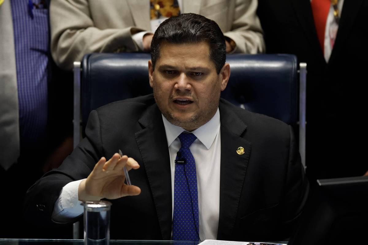 Alcolumbre diz manter a votação da PEC do fim da escala 6x1 antes do segundo turno