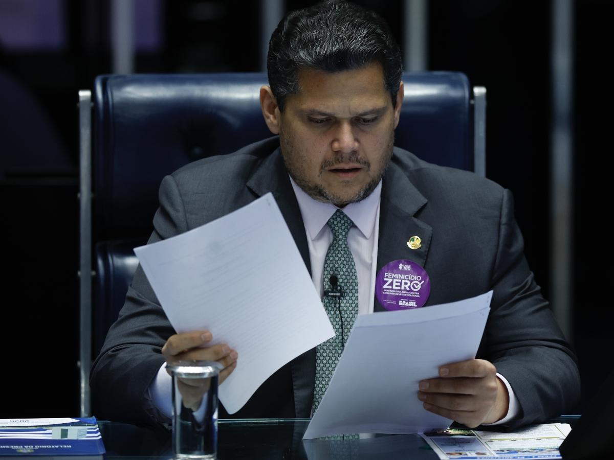 Alcolumbre prevê que fim da escala 6x1 seja votado em 2 turnos nesta quarta