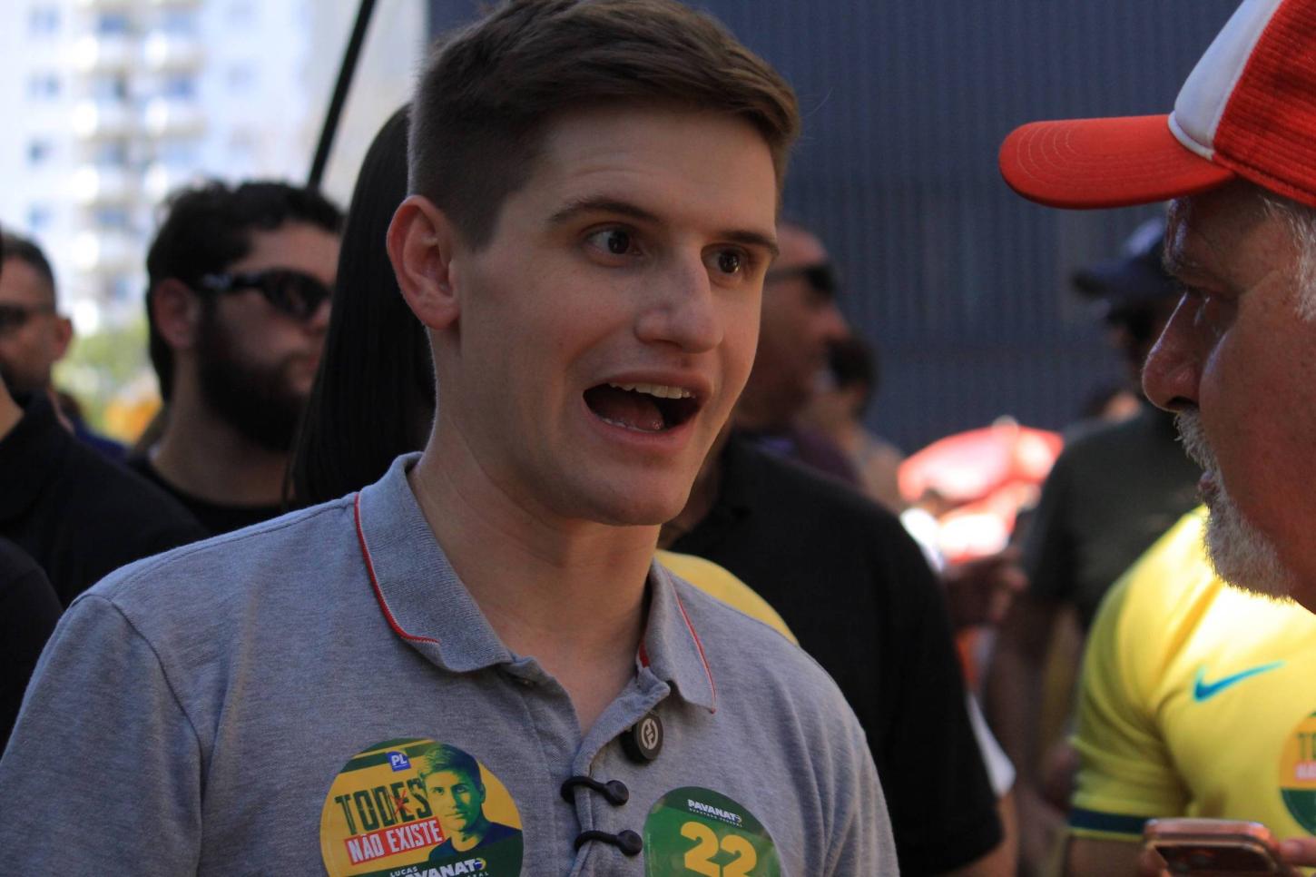 Análise da Folha compara Serra e Pavanato e questiona se o confronto dá mais votos