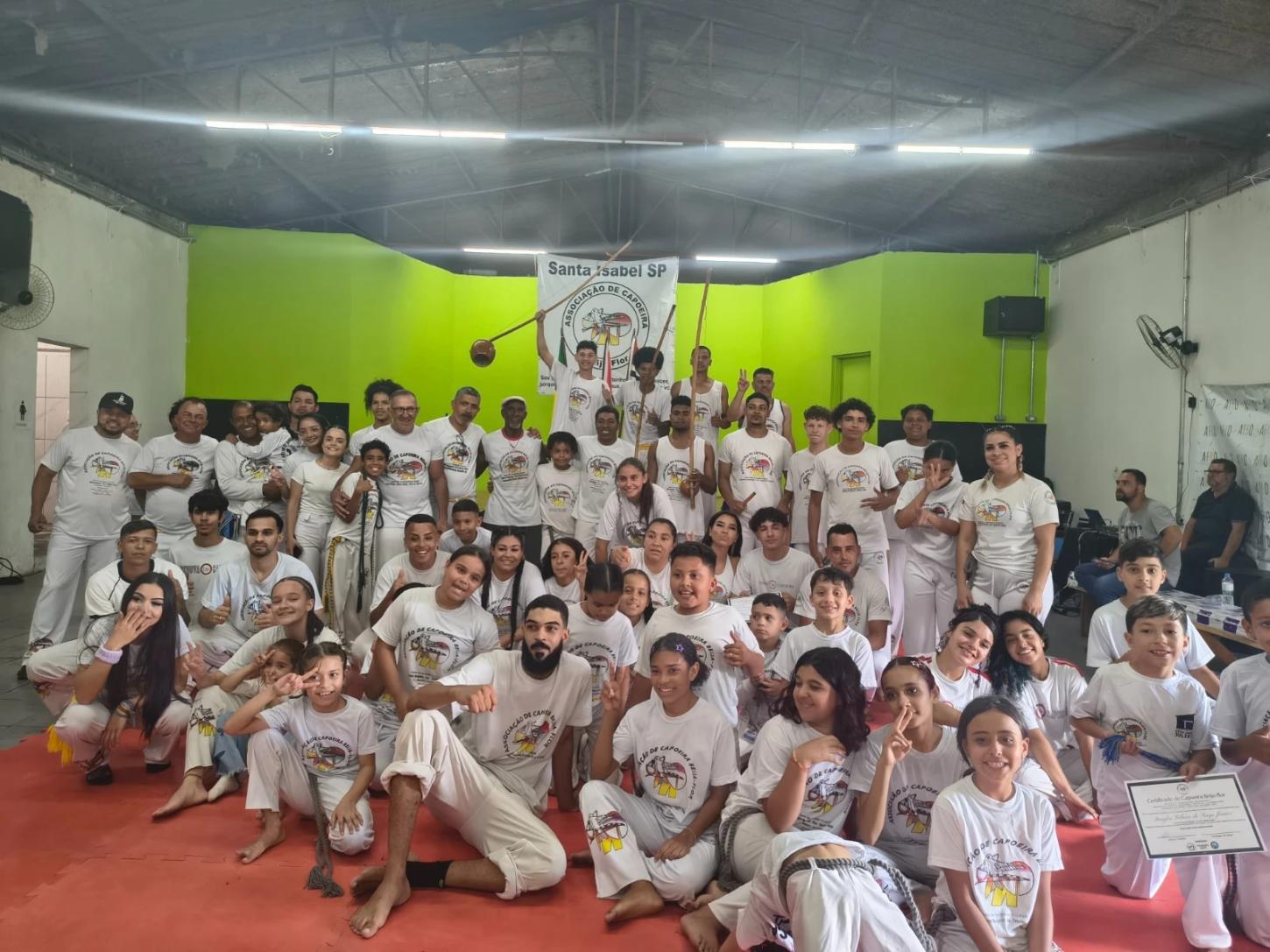 Batizado de capoeira em Santa Isabel reúne grupos de 9 cidades e dá 1ª graduação