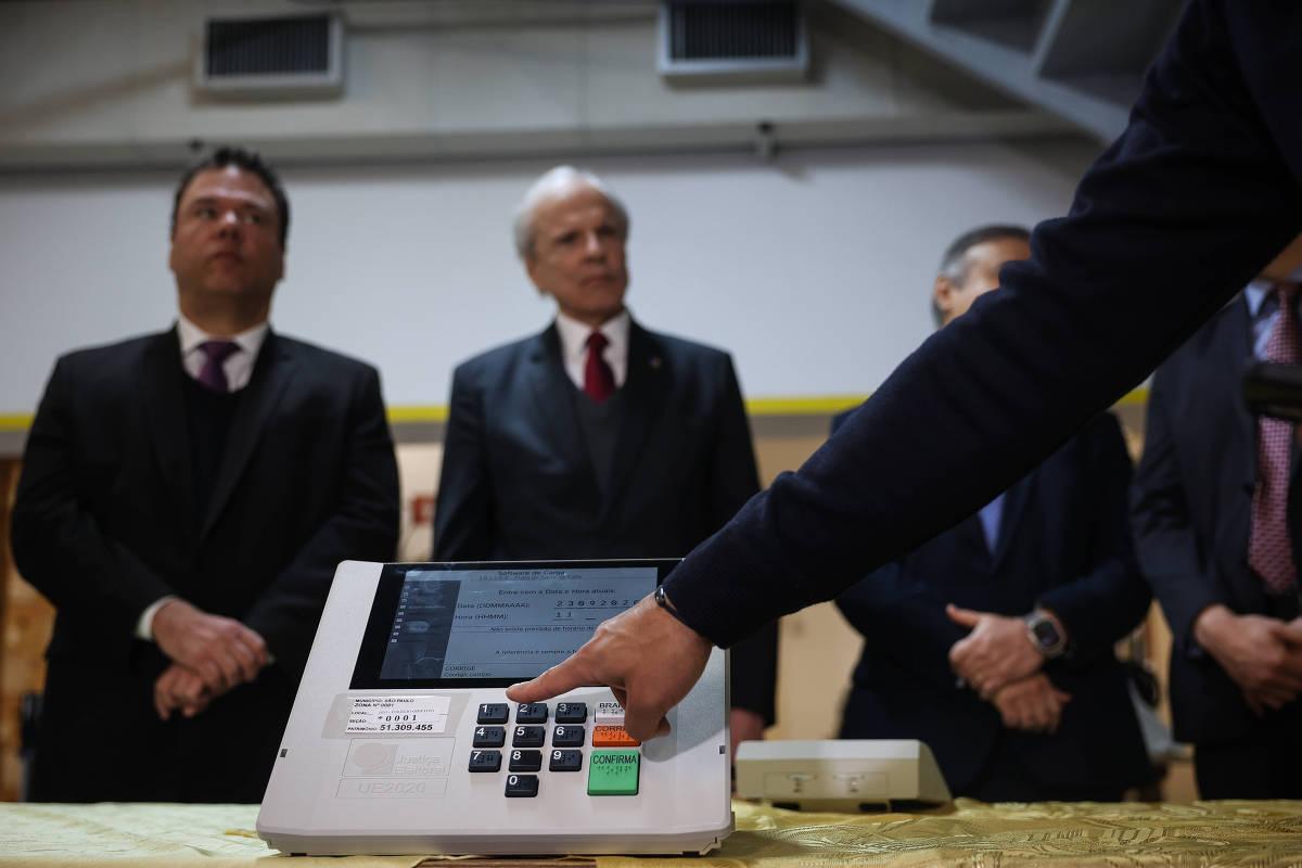 Desinformação sobre urnas recua, e falsos apoios a candidatos crescem em 2026